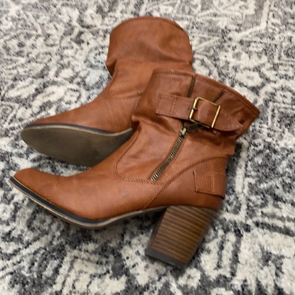 New Size 8 Brown Low Boots with Buckles Size 8 - Picture 3 of 9